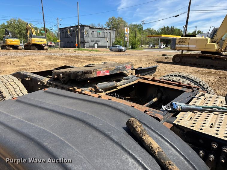 image for item DT0163 2005 Mack CXN613 semi truck