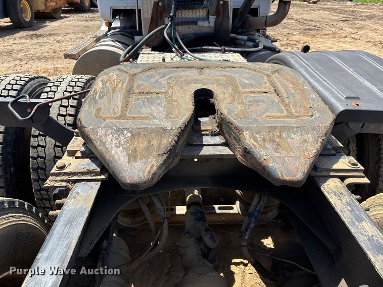 image for item DT0163 2005 Mack CXN613 semi truck