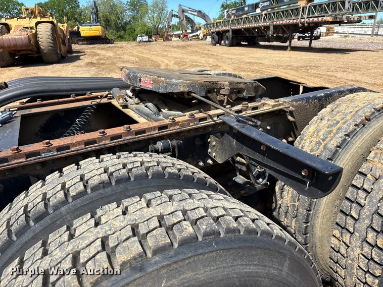 image for item DT0163 2005 Mack CXN613 semi truck