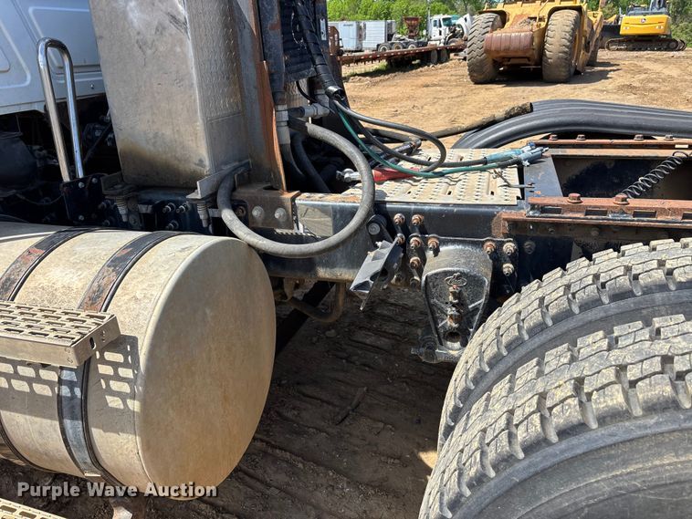 image for item DT0163 2005 Mack CXN613 semi truck