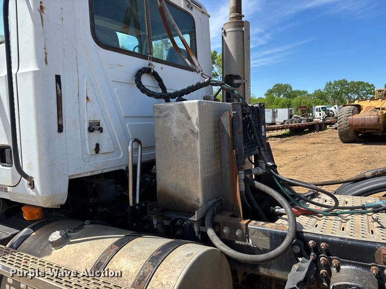 image for item DT0163 2005 Mack CXN613 semi truck