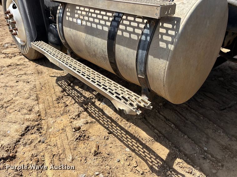 image for item DT0163 2005 Mack CXN613 semi truck