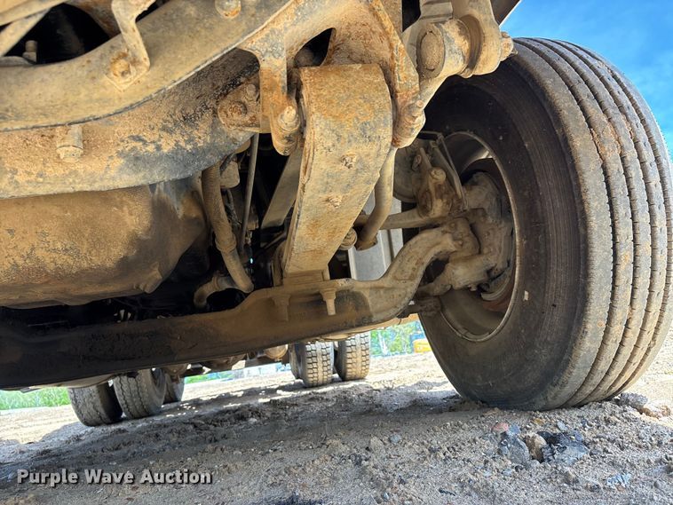 image for item DT0163 2005 Mack CXN613 semi truck