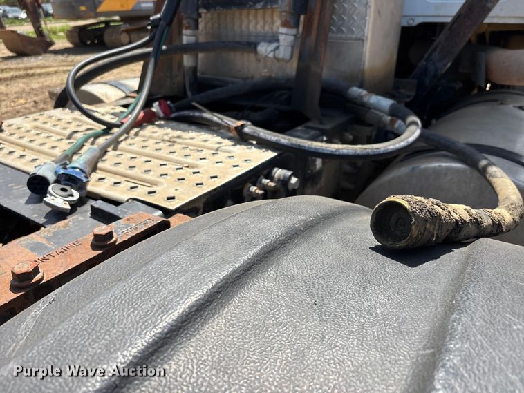 image for item DT0163 2005 Mack CXN613 semi truck