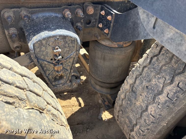 image for item DT0163 2005 Mack CXN613 semi truck