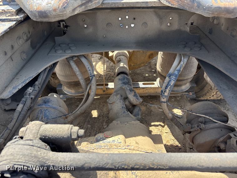 image for item DT0163 2005 Mack CXN613 semi truck