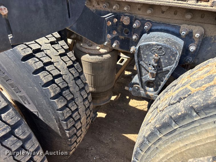 image for item DT0163 2005 Mack CXN613 semi truck