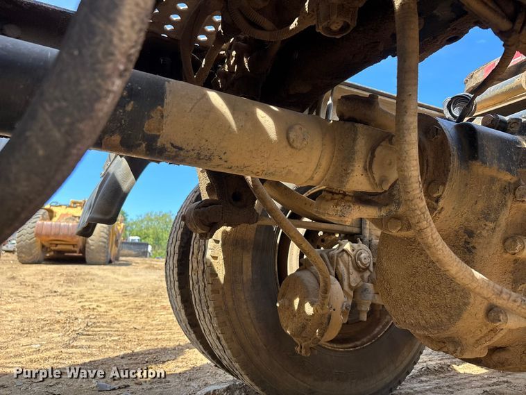 image for item DT0163 2005 Mack CXN613 semi truck