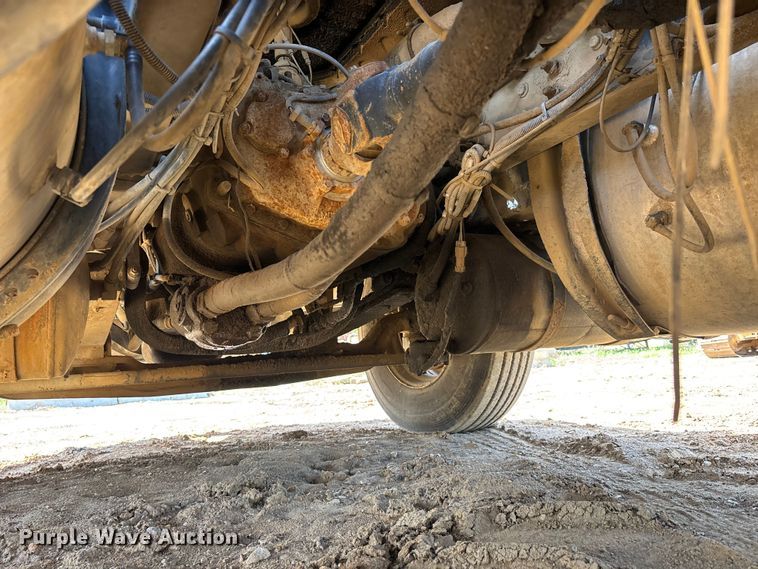 image for item DT0163 2005 Mack CXN613 semi truck