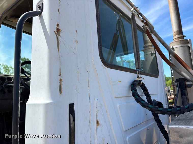 image for item DT0163 2005 Mack CXN613 semi truck