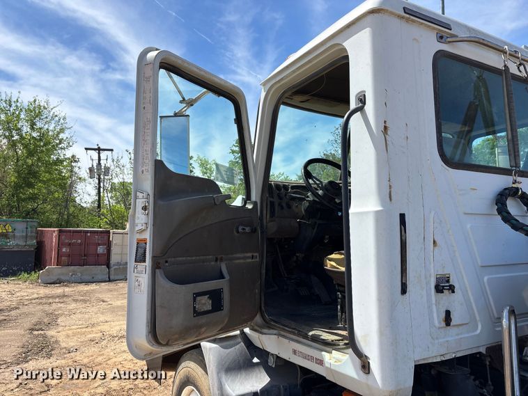 image for item DT0163 2005 Mack CXN613 semi truck