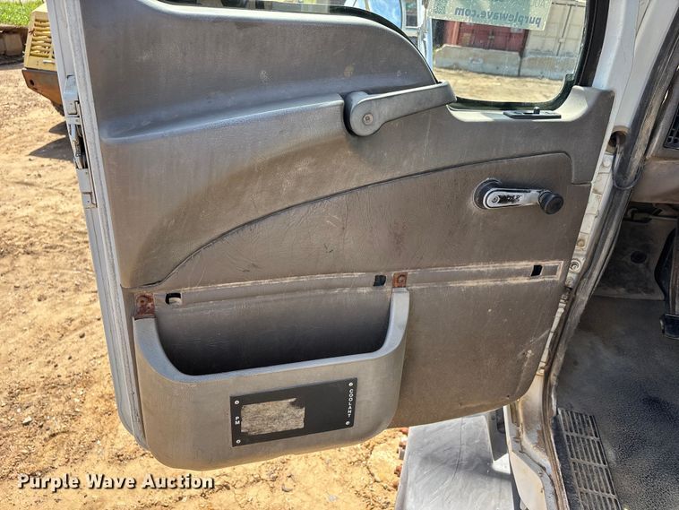 image for item DT0163 2005 Mack CXN613 semi truck