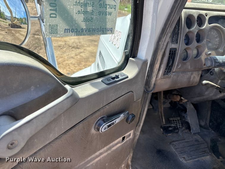 image for item DT0163 2005 Mack CXN613 semi truck