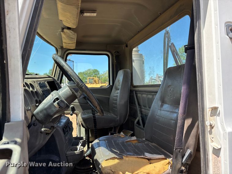 image for item DT0163 2005 Mack CXN613 semi truck