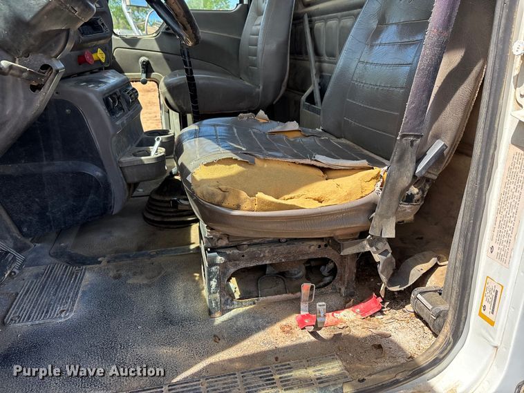 image for item DT0163 2005 Mack CXN613 semi truck