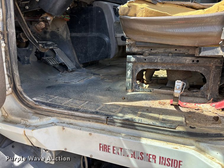 image for item DT0163 2005 Mack CXN613 semi truck