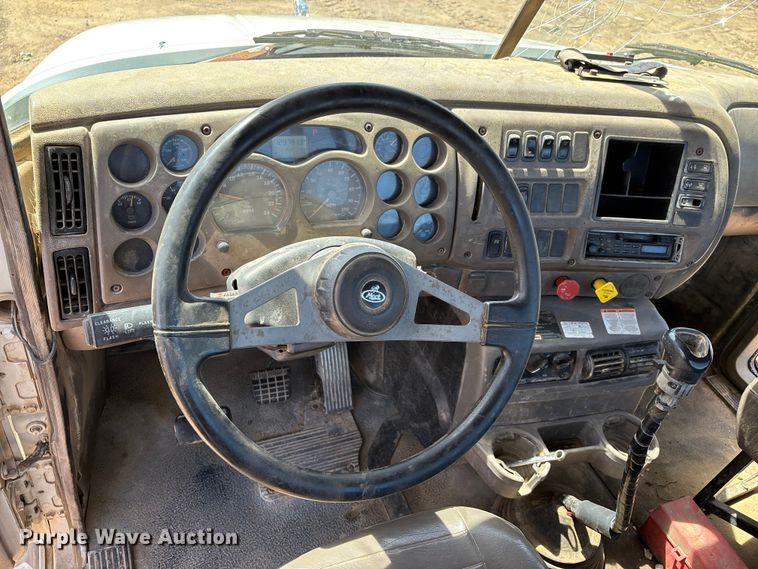 image for item DT0163 2005 Mack CXN613 semi truck