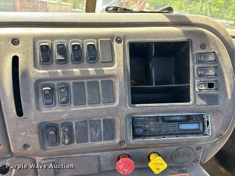 image for item DT0163 2005 Mack CXN613 semi truck