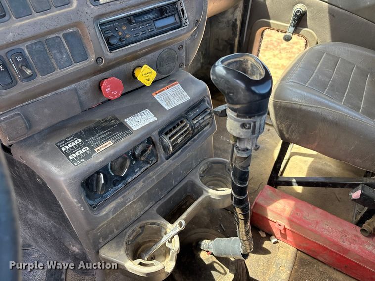 image for item DT0163 2005 Mack CXN613 semi truck