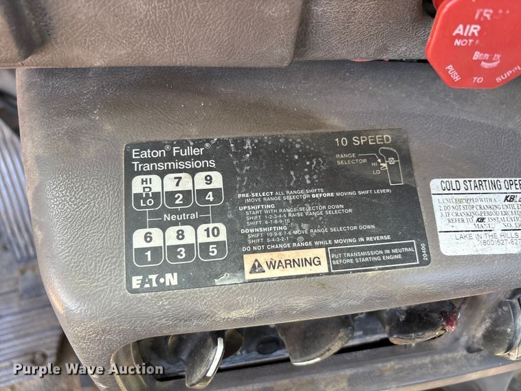 image for item DT0163 2005 Mack CXN613 semi truck