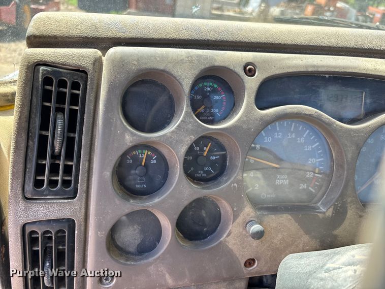 image for item DT0163 2005 Mack CXN613 semi truck