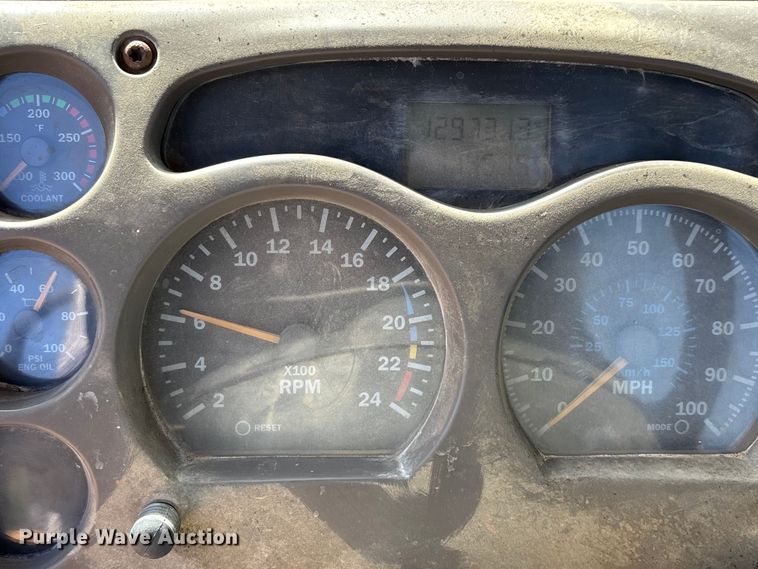 image for item DT0163 2005 Mack CXN613 semi truck