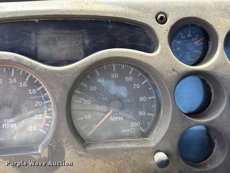 image for item DT0163 2005 Mack CXN613 semi truck