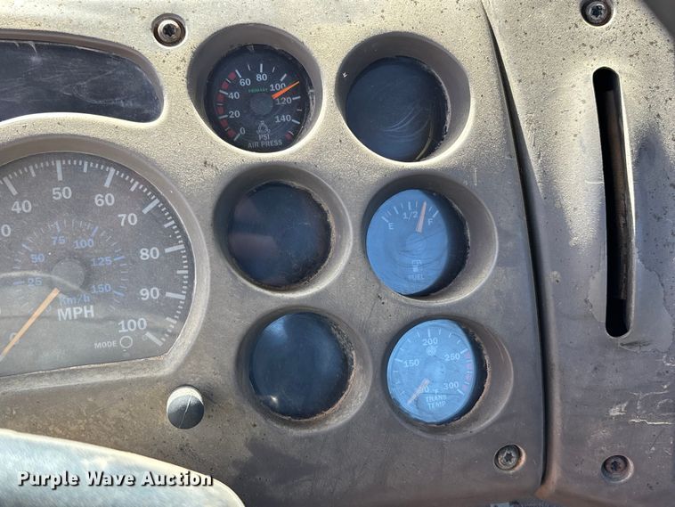 image for item DT0163 2005 Mack CXN613 semi truck