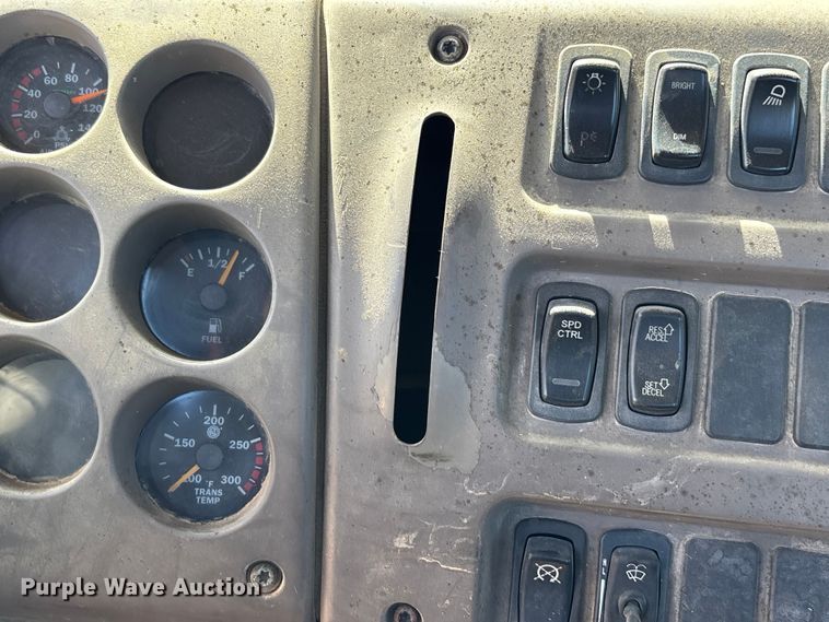 image for item DT0163 2005 Mack CXN613 semi truck