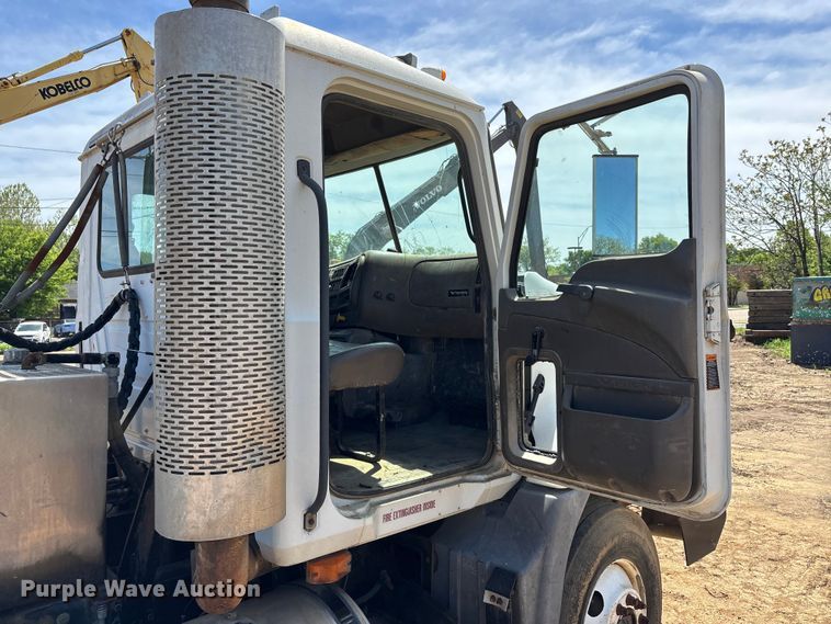 image for item DT0163 2005 Mack CXN613 semi truck