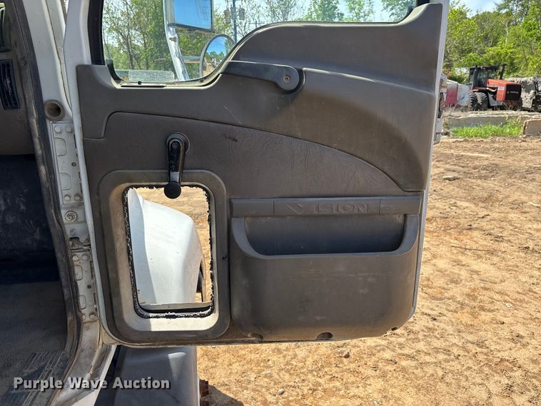 image for item DT0163 2005 Mack CXN613 semi truck