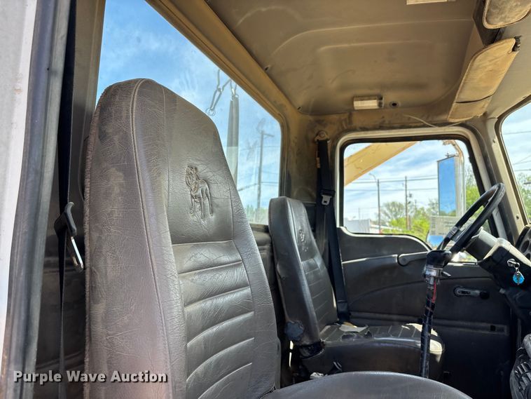 image for item DT0163 2005 Mack CXN613 semi truck