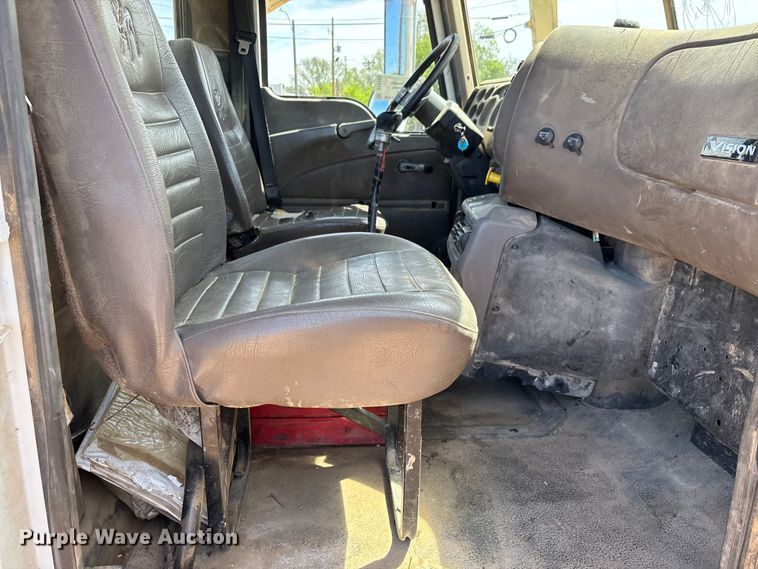 image for item DT0163 2005 Mack CXN613 semi truck