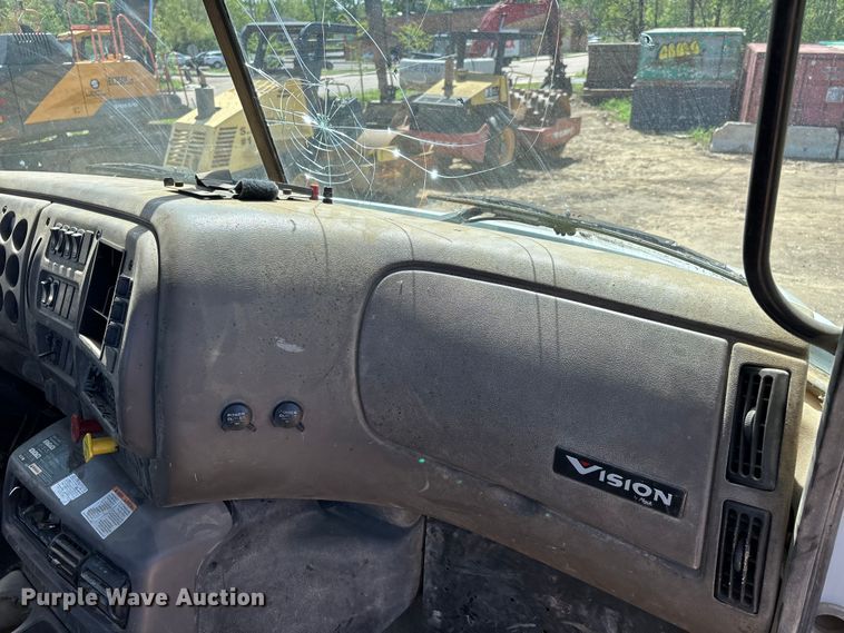 image for item DT0163 2005 Mack CXN613 semi truck