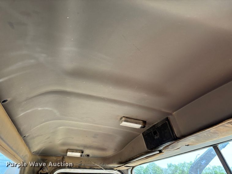 image for item DT0163 2005 Mack CXN613 semi truck