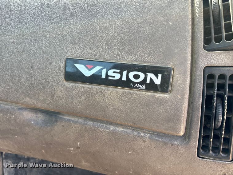 image for item DT0163 2005 Mack CXN613 semi truck