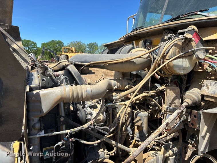 image for item DT0163 2005 Mack CXN613 semi truck