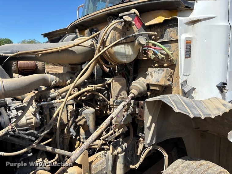 image for item DT0163 2005 Mack CXN613 semi truck