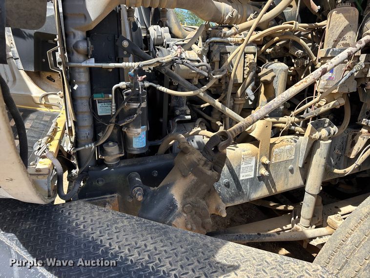 image for item DT0163 2005 Mack CXN613 semi truck