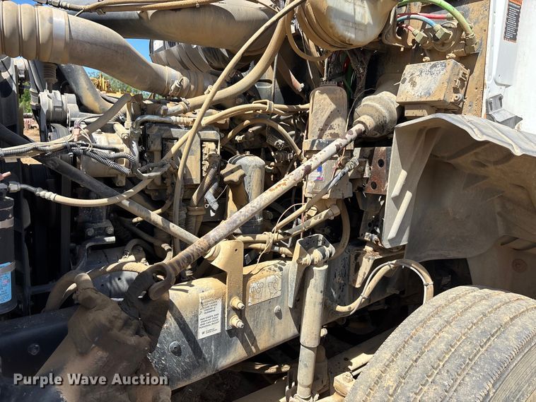 image for item DT0163 2005 Mack CXN613 semi truck