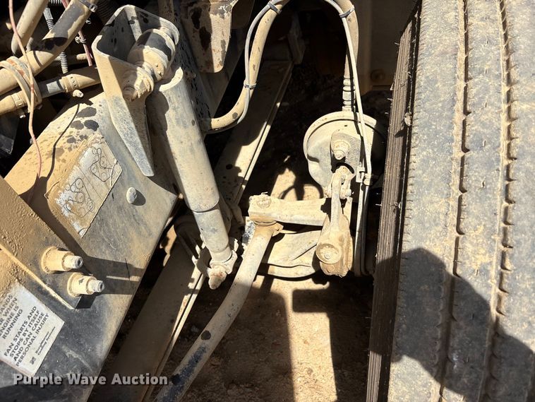 image for item DT0163 2005 Mack CXN613 semi truck