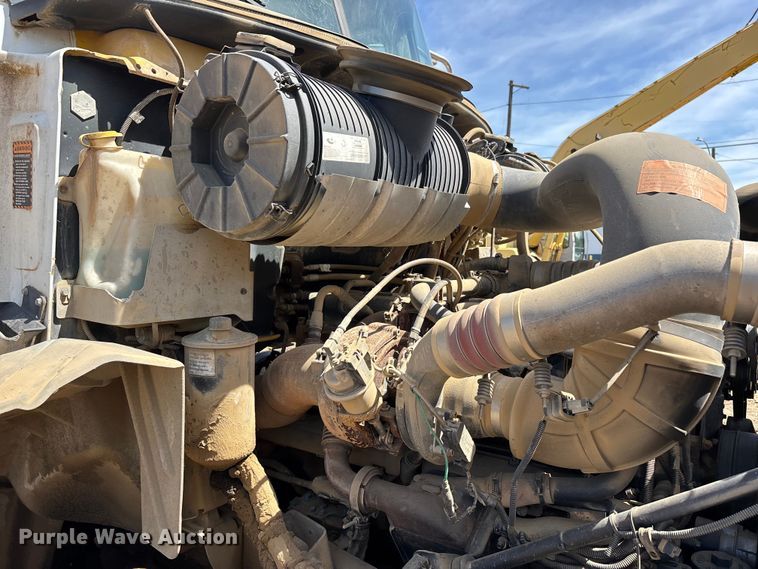 image for item DT0163 2005 Mack CXN613 semi truck