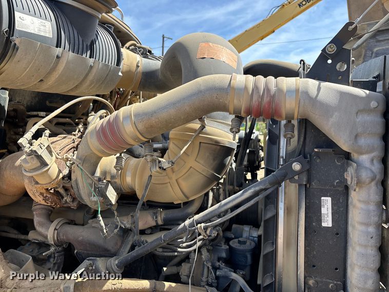 image for item DT0163 2005 Mack CXN613 semi truck