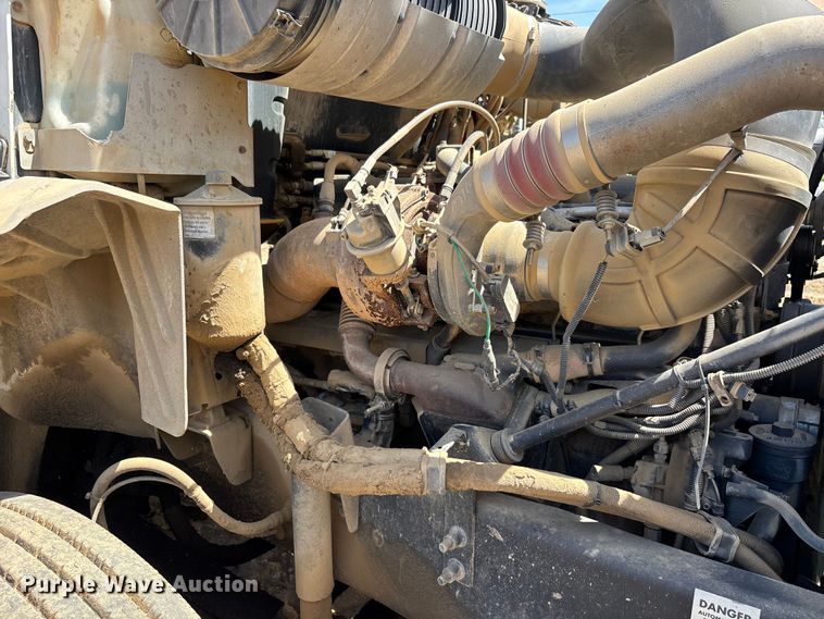 image for item DT0163 2005 Mack CXN613 semi truck