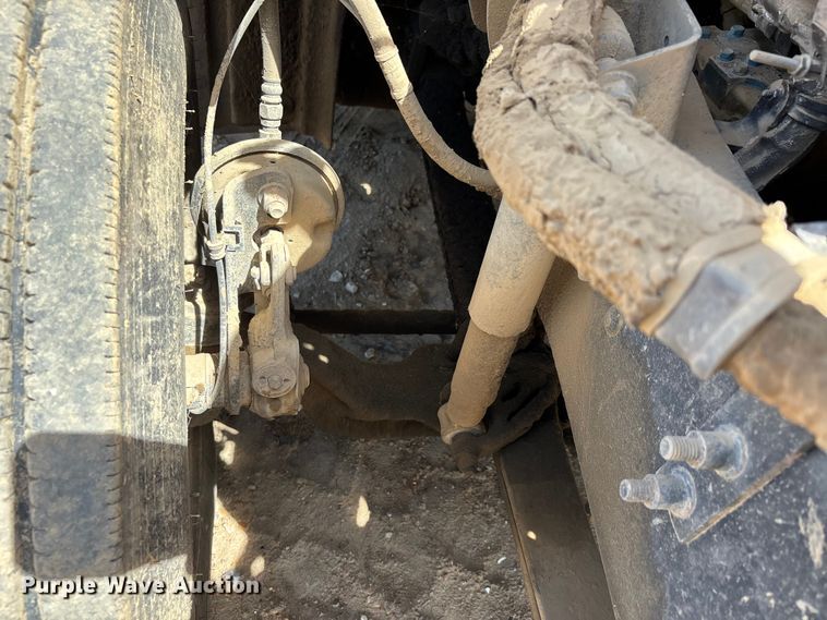 image for item DT0163 2005 Mack CXN613 semi truck