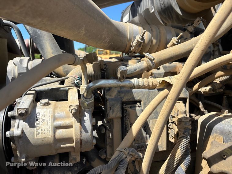 image for item DT0163 2005 Mack CXN613 semi truck