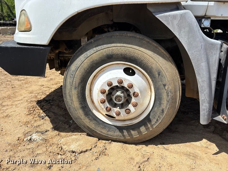 image for item DT0163 2005 Mack CXN613 semi truck