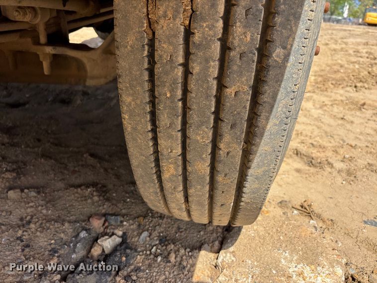 image for item DT0163 2005 Mack CXN613 semi truck