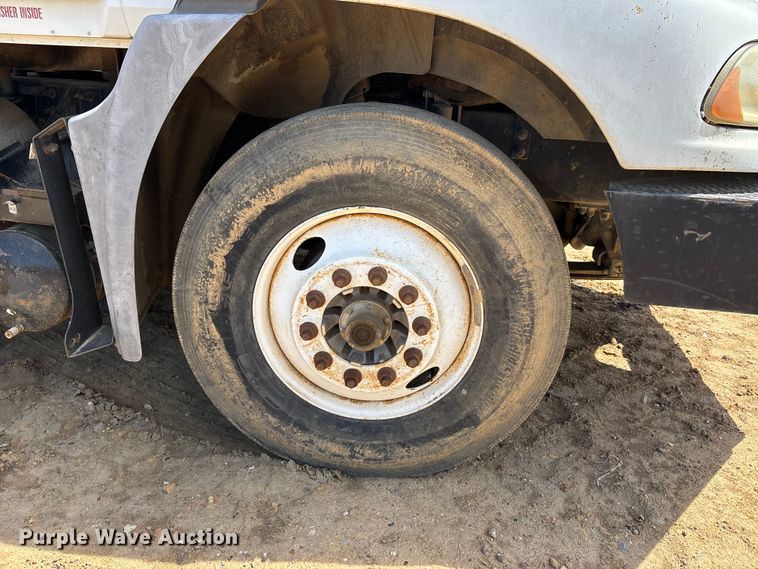 image for item DT0163 2005 Mack CXN613 semi truck