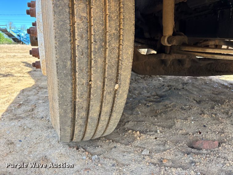 image for item DT0163 2005 Mack CXN613 semi truck